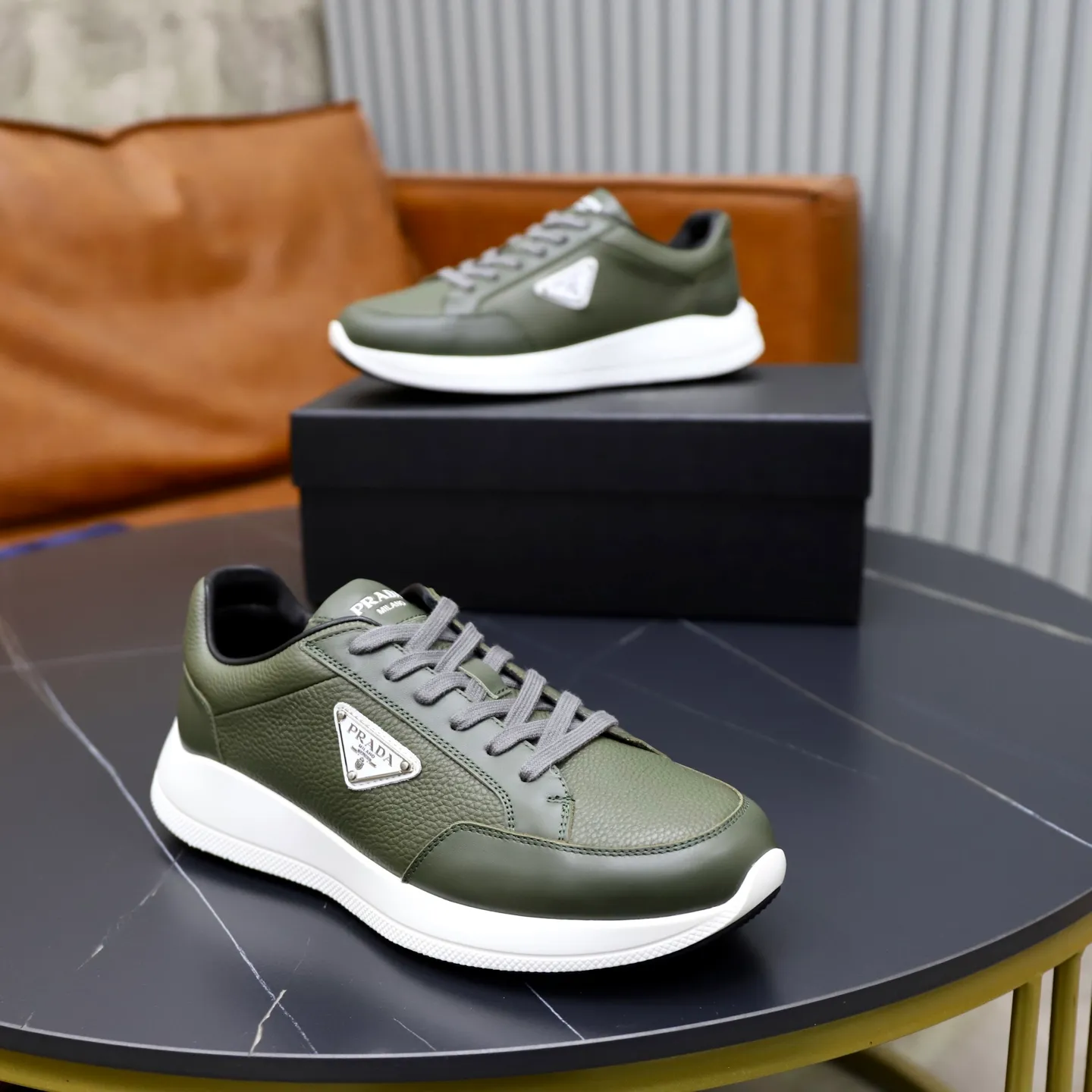 Factory price: 740💰Top original order Brand: PRADA (Prada) Standard code: Men's size 38/44 (45 can be customized) Grade: Same as the official website Material: Original cowhide stitching imported cowhide lining Original combination two-color wear-resistant soft outsole Style category: Leisure and sports version Young fashion European and American trend British style Color: Real picture color